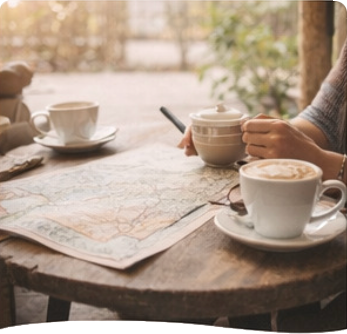 Personne buvant un café devant une carte du monde